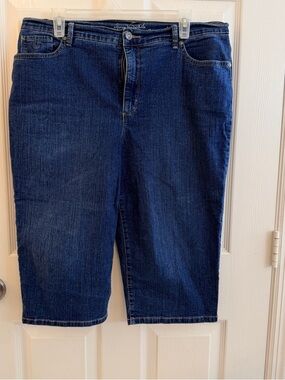Gloria Vanderbilt Navy Blue Denim Capri with Slimming Waist Detail
